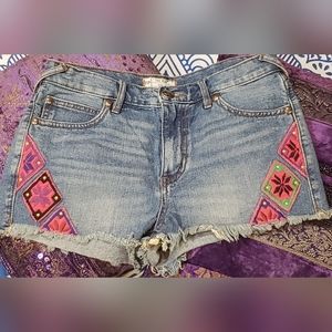 FREE PEOPLE embroidered patch cut off shortie shorts sz 27